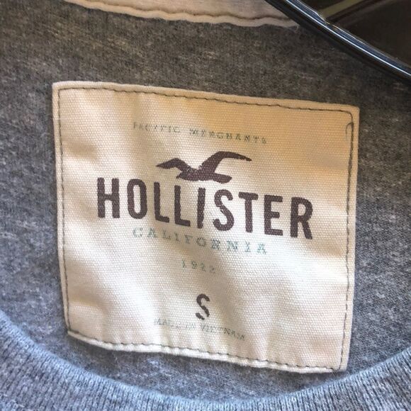 Hollister Gray Tee Shirt With Logo On It - Picture 3 of 6